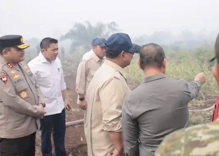 Prabowo Turun Langsung ke Lokasi Karhutla Kubu Raya, Beri Semangat Petugas