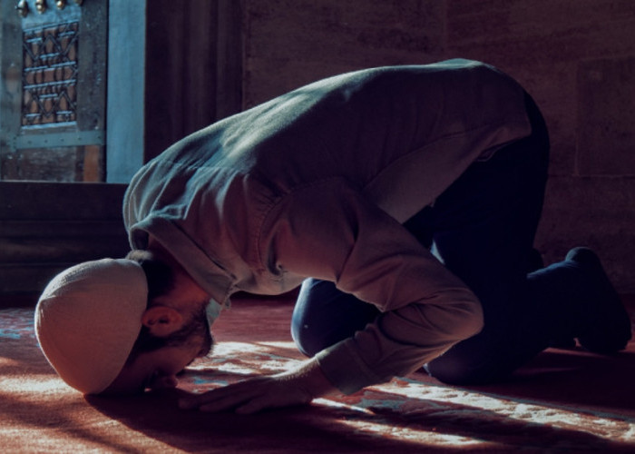 Bolehkah Menelan Sisa Makanan saat Salat? Penjelasan Ulama dan Tips Jaga Kekhusyukan Ibadah