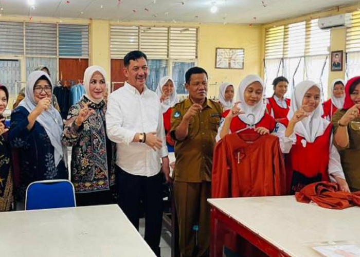 Kadisdik Sulteng Tinjau UKK SMK 1 Palu, Pastikan Lulusan Siap Kerja dan Bersertifikat Industri