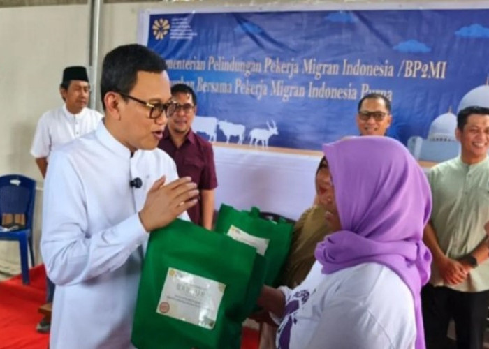 Menteri Abdul Karding Salurkan 7 Hewan Kurban untuk PMI Purnapenempatan di Sulteng