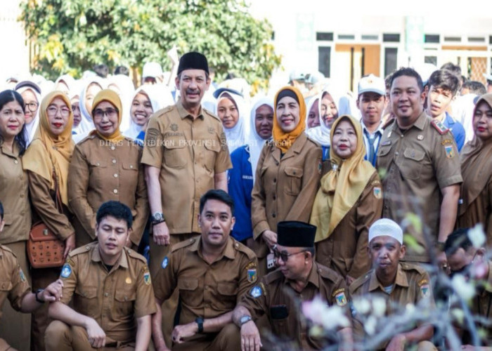 Kadisdik Sulteng Sosialisasikan Beasiswa “Berani Cerdas” Saat Pimpin Upacara di SMKN 2 Palu