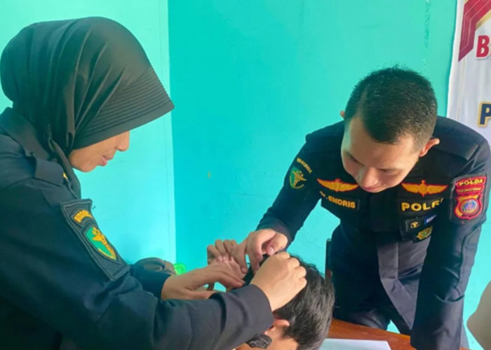Polda Sulteng Beri Layanan Kesehatan untuk Anak Disabilitas di SLB Huntap Tondo