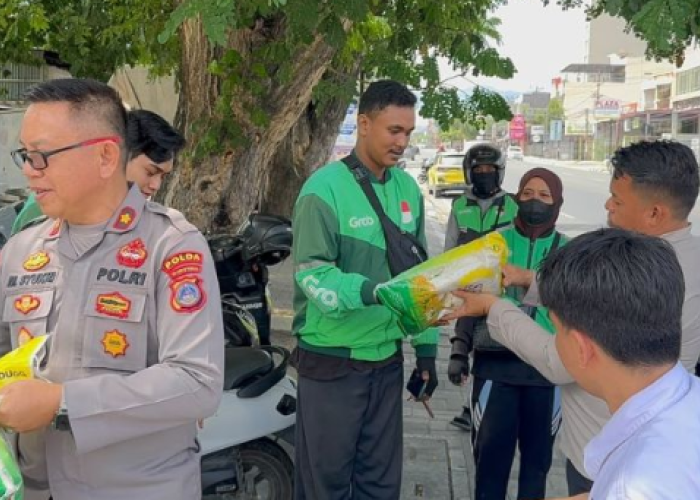 Peringati HUT Bhayangkara ke-80, Polda Sulteng Bagikan Beras dan Sembako untuk Warga