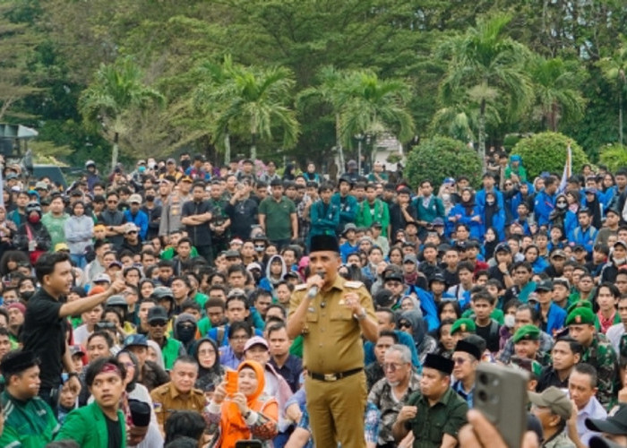 Turun Langsung Temui Massa Aksi di DPRD Sulteng, Gubernur Anwar: Bersama Rakyat Hentikan Pertambangan