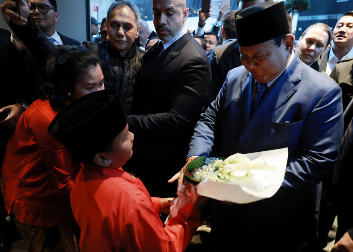 Prabowo Disambut Diaspora di New York, Anak Toba Berpakaian Adat Betawi Serahkan Bunga