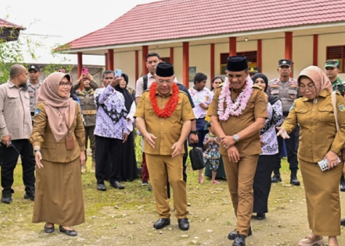 Dikunjungi Gubernur Anwar, Siswa SLB Negeri Salakan Pamerkan Hasil Karya