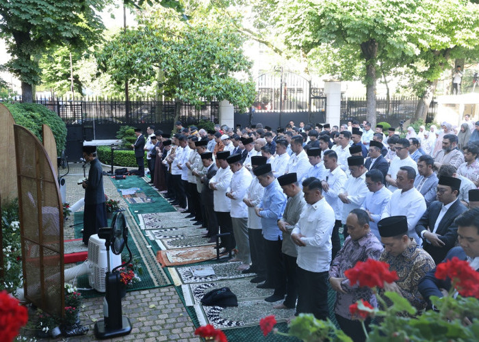 Momen Hangat Prabowo Salat Idul Adha Bareng Diaspora RI di Paris