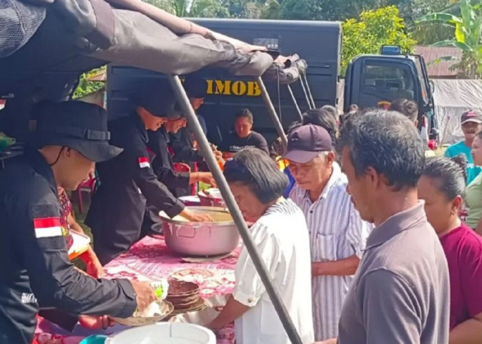Brimob Polda Sulteng Dirikan Dapur Lapangan untuk Korban Gempa Poso