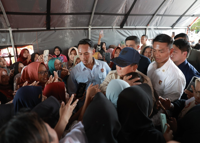 Prabowo Temui Pengungsi Banjir Langkat, Tegaskan Negara Hadir dan Tak Tinggalkan Warga
