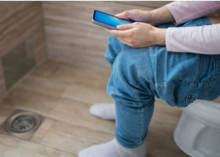 Petaka Kebiasaan 'Doom Scrolling' di Kamar Mandi: Ancaman Wasir Mengintai Gen Z dan Milenial!