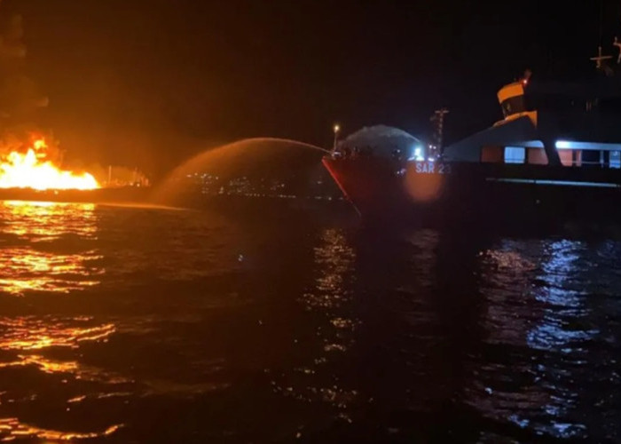 Tim SAR Evakuasi ABK Kapal KLM Maryam Indah Terbakar di Perairan Banggai, Sulteng