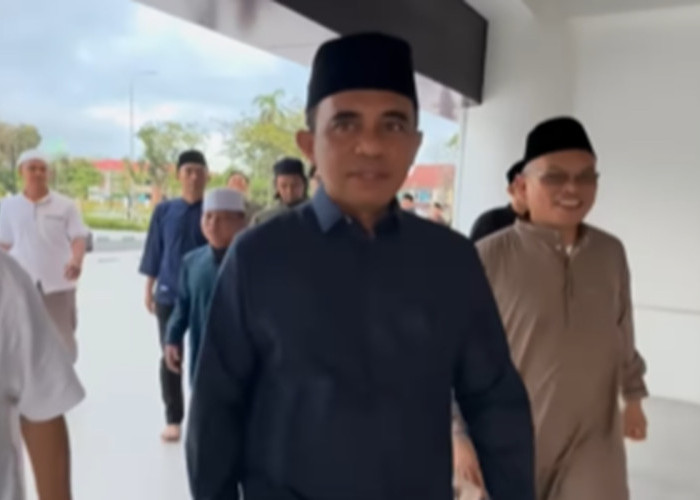 Tawaf Pagi di Masjid Raya Baitul Khairaat, Anwar Hafid Awali Retret dengan Ibadah dan Kebersamaan
