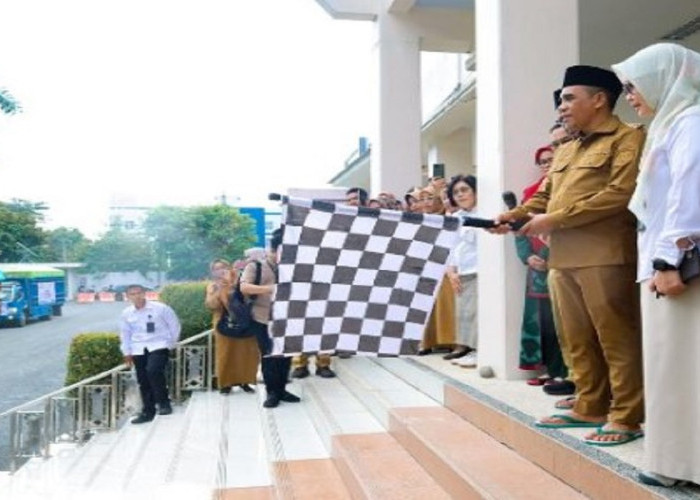 Bersandal Jepit, Gubernur Anwar Salurkan Beras untuk 224.148 Warga di Sulteng