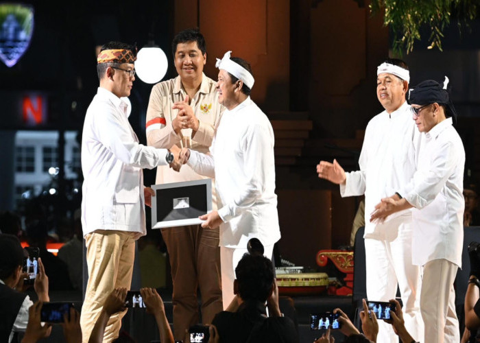 Sekjen Gerindra Serahkan KTA kepada Bupati Sumedang Dony Ahmad Munir