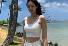 Jennie Pamerkan Gaya 'Bralette' di Bawah Pohon Palem