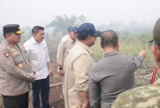 Prabowo Turun Langsung ke Lokasi Karhutla Kubu Raya, Beri Semangat Petugas