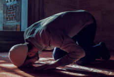 Bolehkah Menelan Sisa Makanan saat Salat? Penjelasan Ulama dan Tips Jaga Kekhusyukan Ibadah