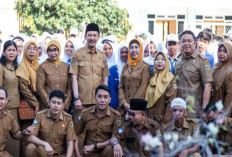 Kadisdik Sulteng Sosialisasikan Beasiswa “Berani Cerdas” Saat Pimpin Upacara di SMKN 2 Palu