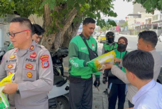 Peringati HUT Bhayangkara ke-80, Polda Sulteng Bagikan Beras dan Sembako untuk Warga