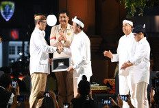 Sekjen Gerindra Serahkan KTA kepada Bupati Sumedang Dony Ahmad Munir